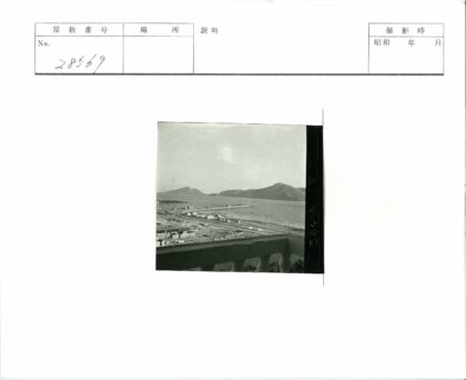 海滨码头与山脉风景.jpg