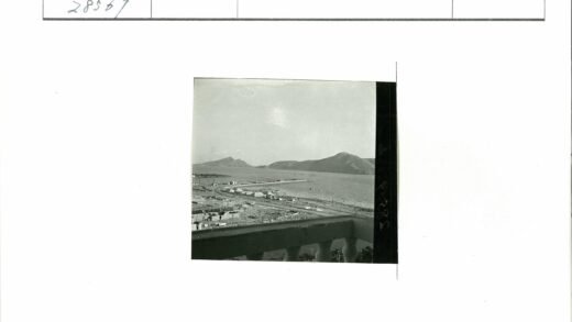 海滨码头与山脉风景.jpg