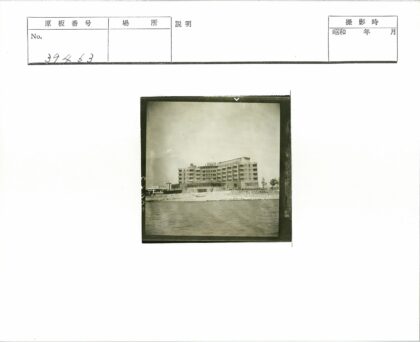 海滨老建筑施工现场与树林背景.jpg