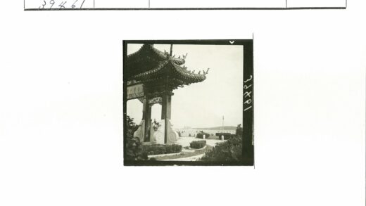海滨花园大门与远桥景观.jpg