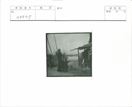 海滨茅屋与渔船.jpg