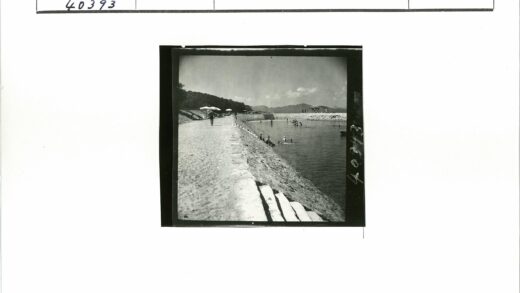 海滨遮阳伞下休闲时光.jpg