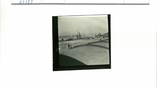 海滨风光与船只停靠.jpg