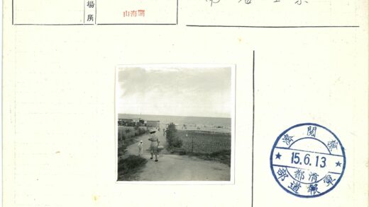 海滩人群与山间小径.jpg