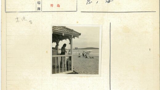 海滩休闲时光与远方船只.jpg
