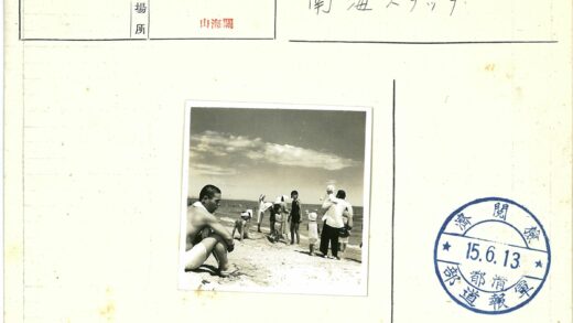 海滩休闲时光人群聚集.jpg