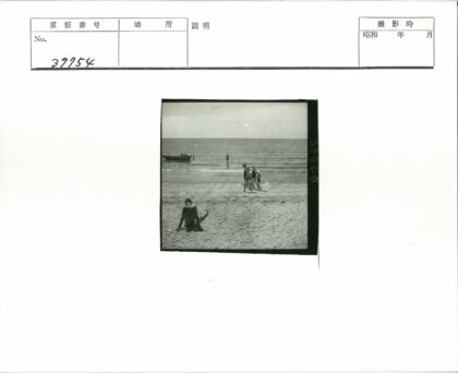 海滩休闲时光人船浅水景.jpg