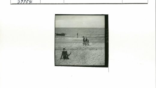 海滩休闲时光人船浅水景.jpg