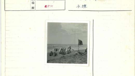 海滩休闲时光多云海浪景.jpg