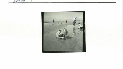 海滩休闲时光游人嬉戏散步.jpg