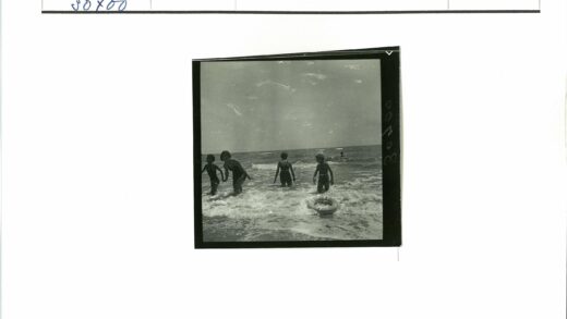 海滩儿童嬉戏与救生圈.jpg