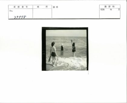 海滩嬉戏三人沙滩球欢乐.jpg