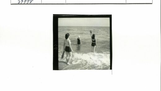 海滩嬉戏三人沙滩球欢乐.jpg