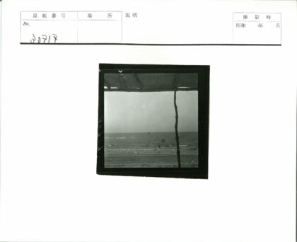 海滩帆船与涉水游人.jpg