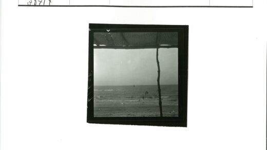 海滩帆船与涉水游人.jpg