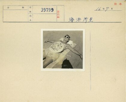 海滩度假戴草帽太阳镜休闲照.jpg