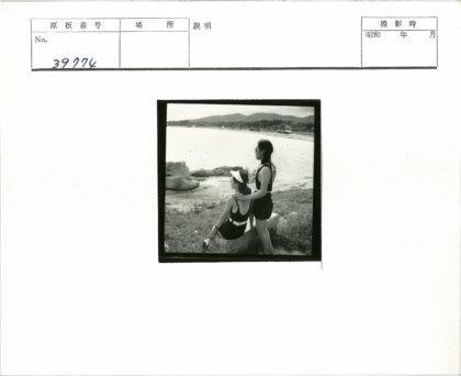 海滩泳衣女人岩石风景.jpg