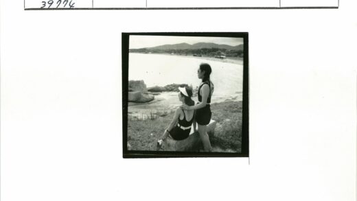 海滩泳衣女人岩石风景.jpg