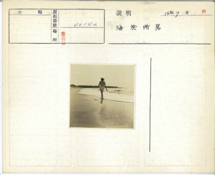 海滩漫步者与远方建筑.jpg