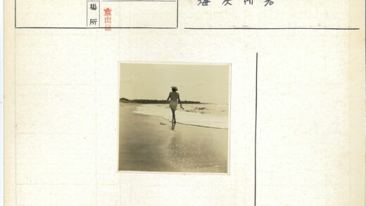 海滩漫步者与远方建筑.jpg