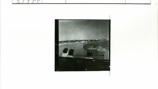 海滩长凳三人观景.jpg