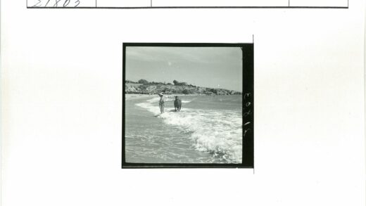 海边人与牛岩石风景.jpg