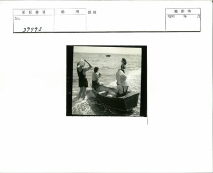 海边四人两船风景.jpg