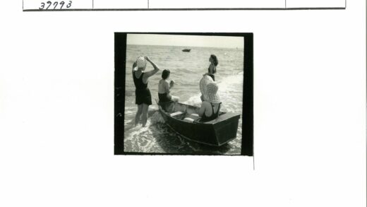 海边四人两船风景.jpg