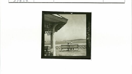 海边夫妇与远山船只.jpg