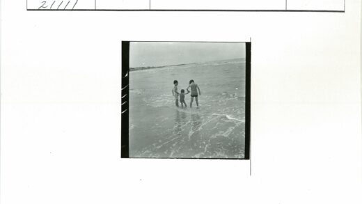 海边孩童牵手迎浪.jpg