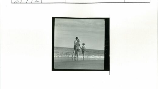海边家庭戴帽赏浪.jpg