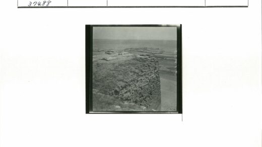 海边岩石建筑俯瞰海景.jpg