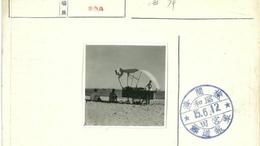 海边沙滩汽车与帽子人物.jpg