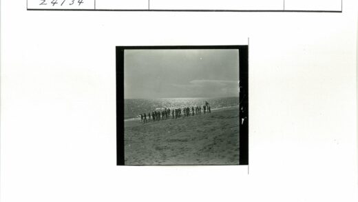 海边沙滩聚会多云天空.jpg