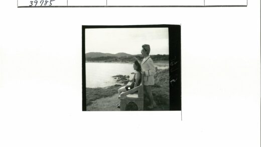海边泳装山景人物照.jpg