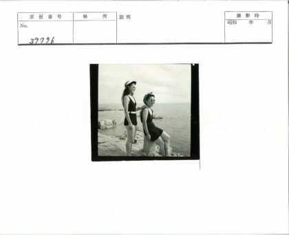 海边泳装美女赏景.jpg
