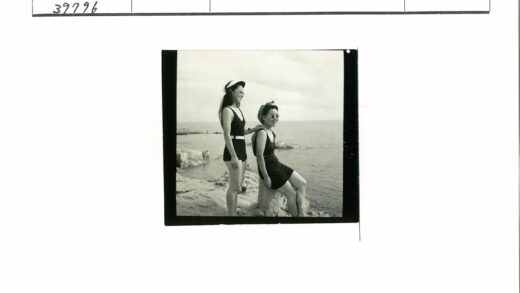 海边泳装美女赏景.jpg
