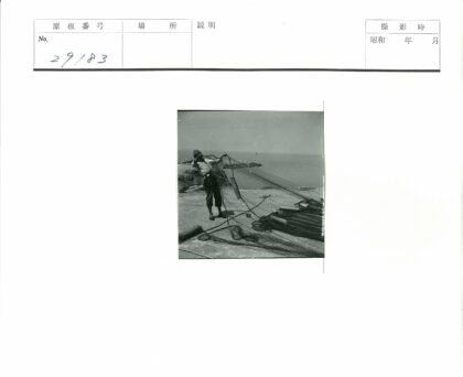 海边渔夫撒网.jpg