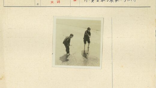 海边赤脚嬉戏的孩子.jpg