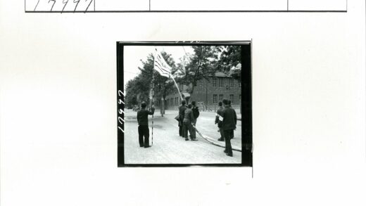 消防员协作灭火的街景照片.jpg