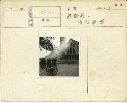 消防员在拱形建筑前操作消防车.jpg