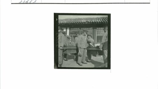 消防员搬运物品扫帚执勤.jpg