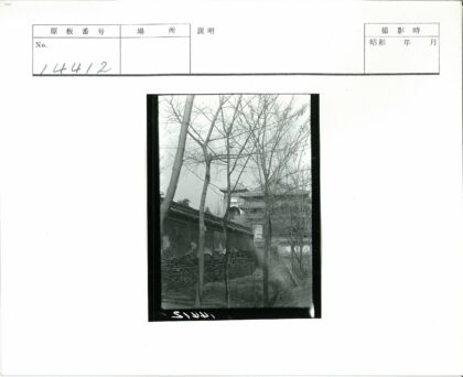 深冬石墙小径与古建筑.jpg