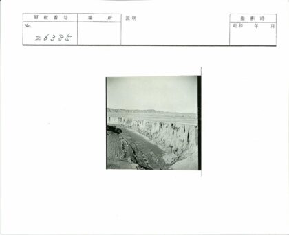 深峡谷干涸河床陡崖景观.jpg