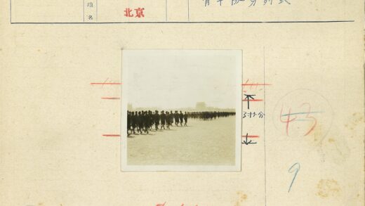 深色人群行走空旷土地.jpg