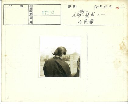 深色夹克扎发人物室外背影.jpg