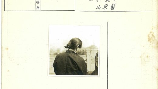深色夹克扎发人物室外背影.jpg