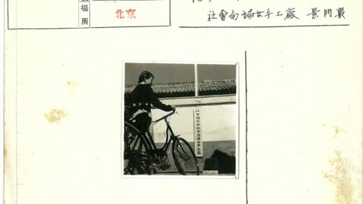 深色毛衣男子与自行车传统建筑.jpg