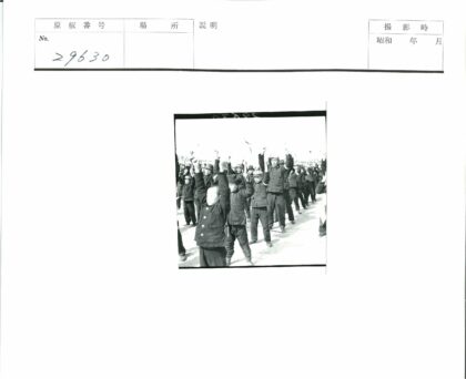 深色着装人群举手列队.jpg