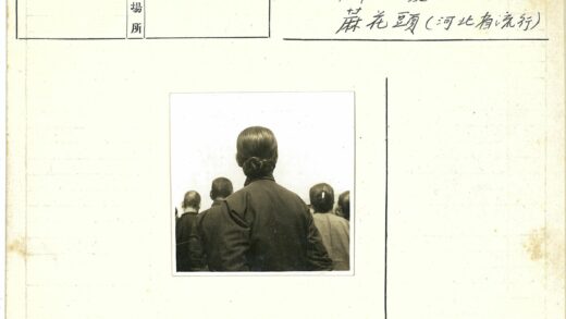 深色着装整齐人群背影.jpg